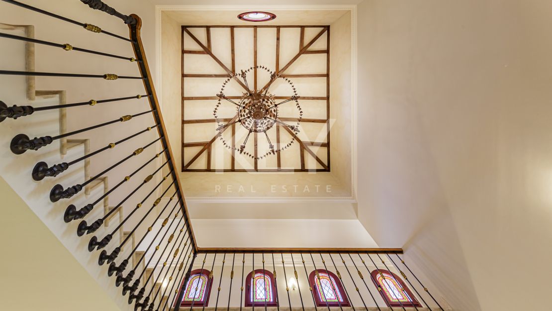 Элегантная вилла в классическом стиле на продажу в Альтос Реалес, Золотая Миля Марбельи