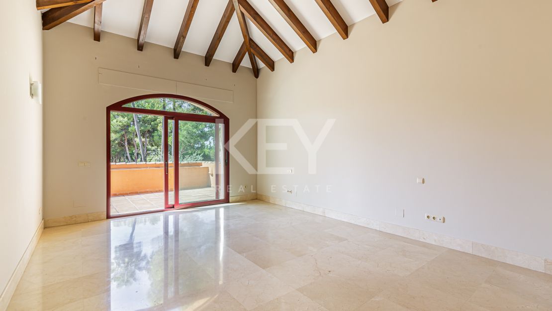 Элегантная вилла в классическом стиле на продажу в Альтос Реалес, Золотая Миля Марбельи