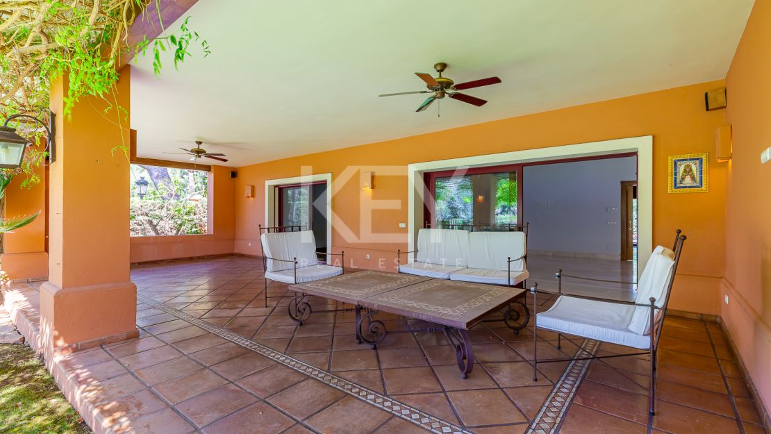 Элегантная вилла в классическом стиле на продажу в Альтос Реалес, Золотая Миля Марбельи