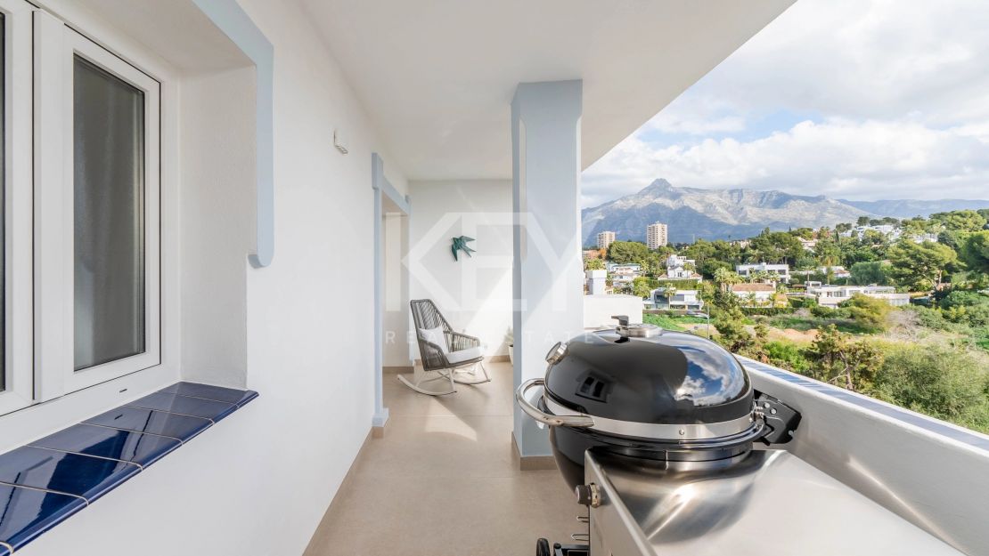 Полностью отремонтированный двухуровневый пентхаус с видом на море и горы в Нуэва Андалусия
