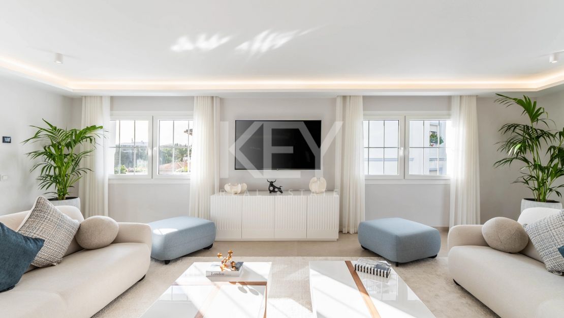 Полностью отремонтированный двухуровневый пентхаус с видом на море и горы в Нуэва Андалусия