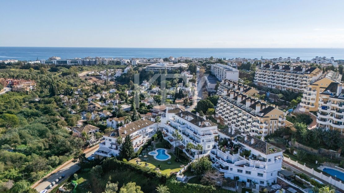 Полностью отремонтированный двухуровневый пентхаус с видом на море и горы в Нуэва Андалусия