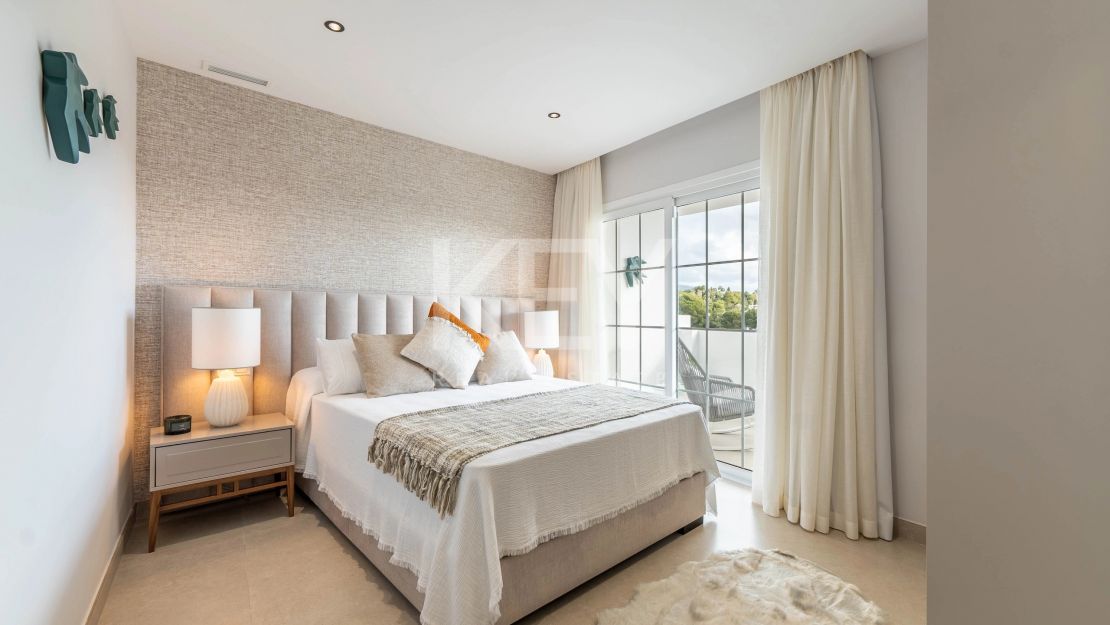 Полностью отремонтированный двухуровневый пентхаус с видом на море и горы в Нуэва Андалусия