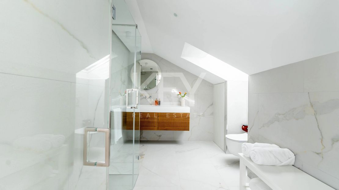 Полностью отремонтированный двухуровневый пентхаус с видом на море и горы в Нуэва Андалусия