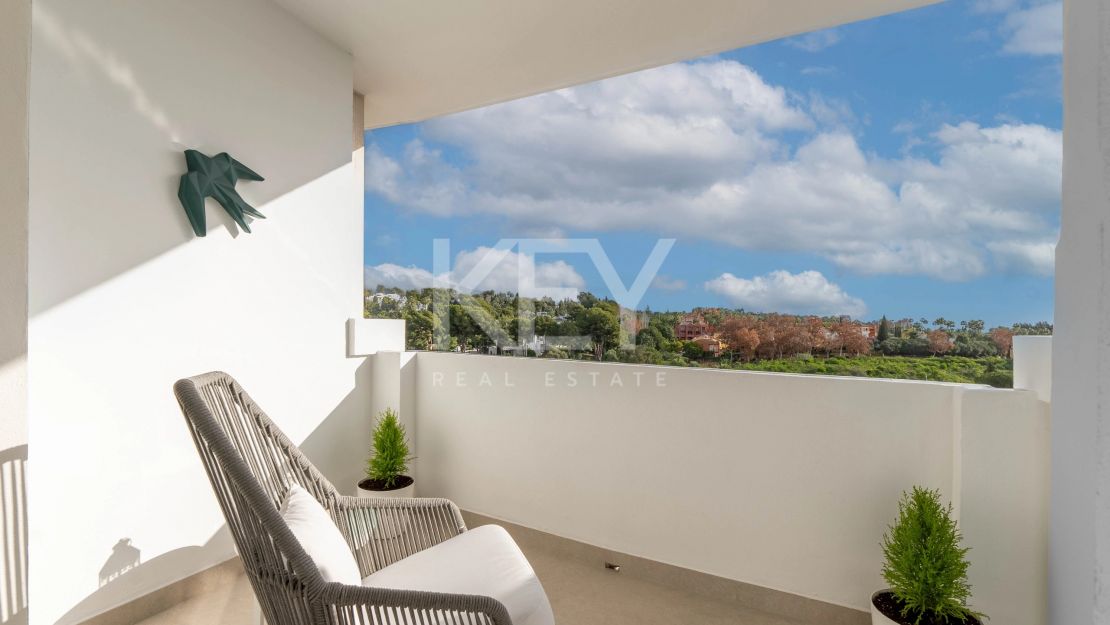 Полностью отремонтированный двухуровневый пентхаус с видом на море и горы в Нуэва Андалусия