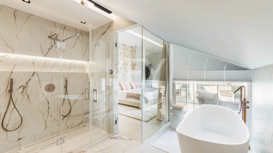 Полностью отремонтированный двухуровневый пентхаус с видом на море и горы в Нуэва Андалусия