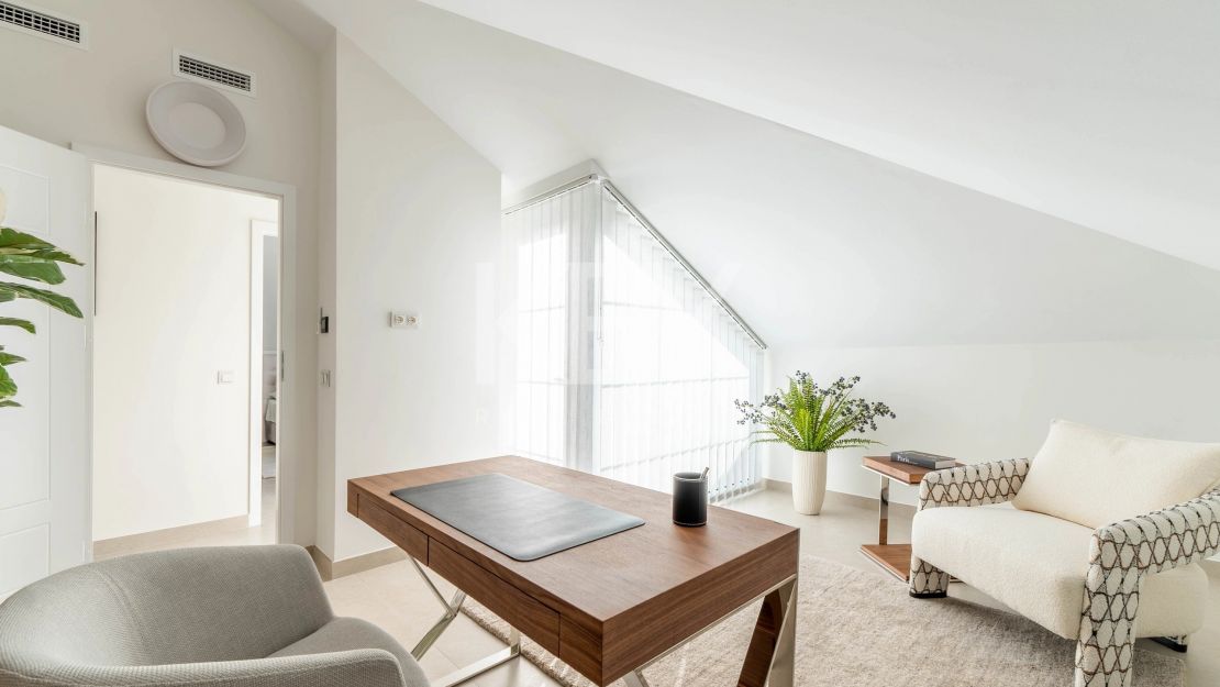 Полностью отремонтированный двухуровневый пентхаус с видом на море и горы в Нуэва Андалусия