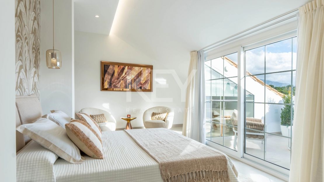 Полностью отремонтированный двухуровневый пентхаус с видом на море и горы в Нуэва Андалусия