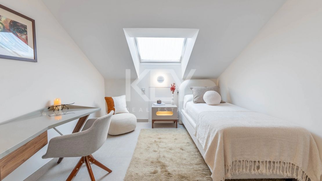 Полностью отремонтированный двухуровневый пентхаус с видом на море и горы в Нуэва Андалусия