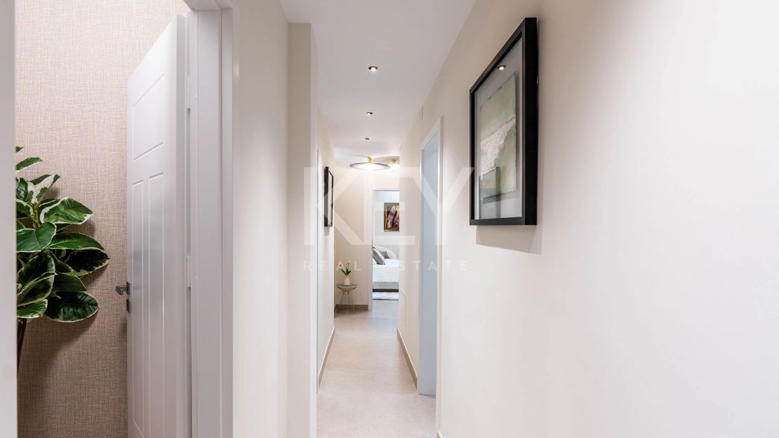 Полностью отремонтированный двухуровневый пентхаус с видом на море и горы в Нуэва Андалусия