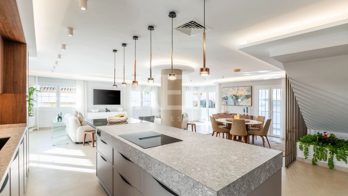 Полностью отремонтированный двухуровневый пентхаус с видом на море и горы в Нуэва Андалусия