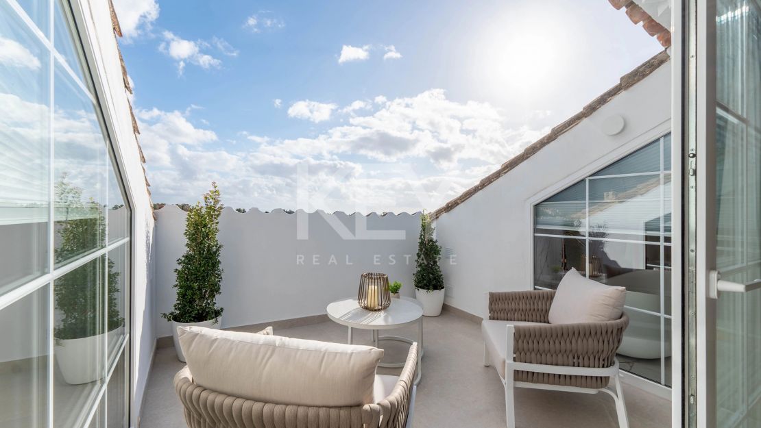 Полностью отремонтированный двухуровневый пентхаус с видом на море и горы в Нуэва Андалусия