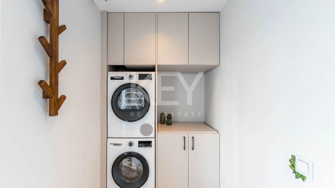 Полностью отремонтированный двухуровневый пентхаус с видом на море и горы в Нуэва Андалусия