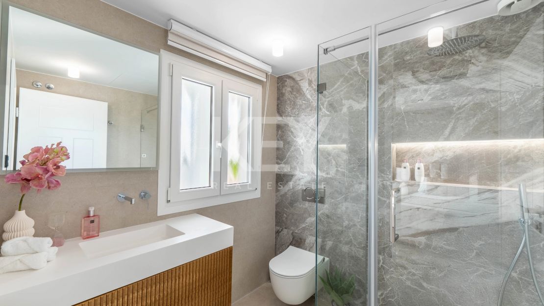 Полностью отремонтированный двухуровневый пентхаус с видом на море и горы в Нуэва Андалусия