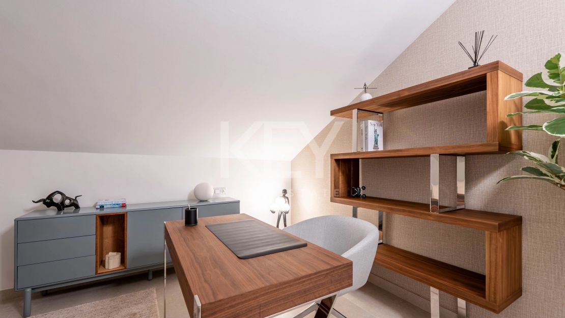 Полностью отремонтированный двухуровневый пентхаус с видом на море и горы в Нуэва Андалусия