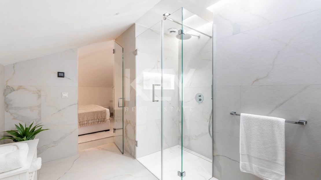 Полностью отремонтированный двухуровневый пентхаус с видом на море и горы в Нуэва Андалусия