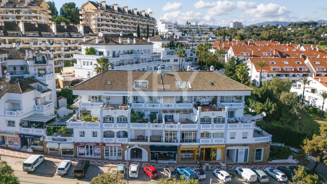 Полностью отремонтированный двухуровневый пентхаус с видом на море и горы в Нуэва Андалусия