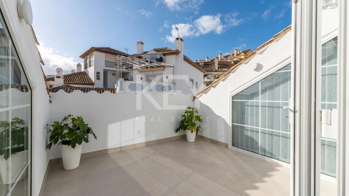 Полностью отремонтированный двухуровневый пентхаус с видом на море и горы в Нуэва Андалусия