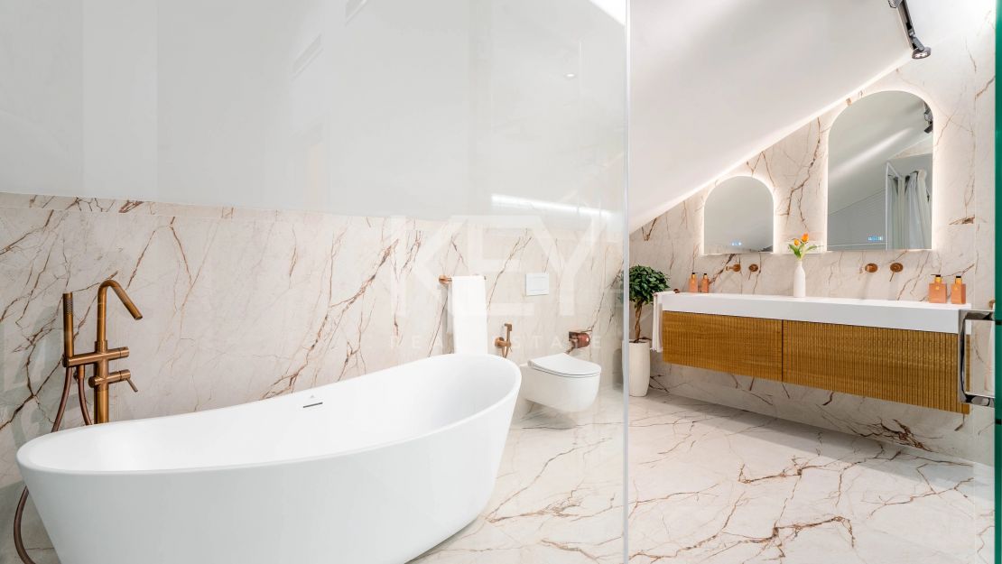 Полностью отремонтированный двухуровневый пентхаус с видом на море и горы в Нуэва Андалусия