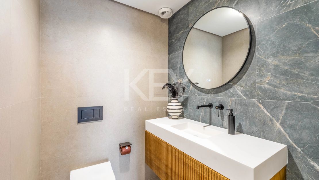 Полностью отремонтированный двухуровневый пентхаус с видом на море и горы в Нуэва Андалусия