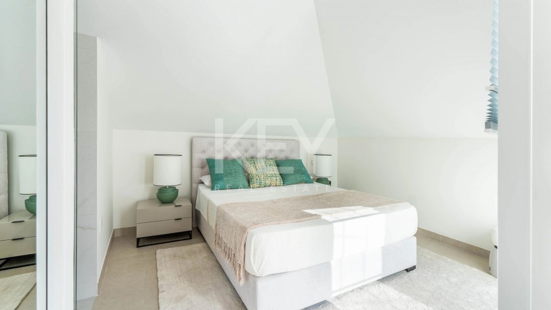 Полностью отремонтированный двухуровневый пентхаус с видом на море и горы в Нуэва Андалусия