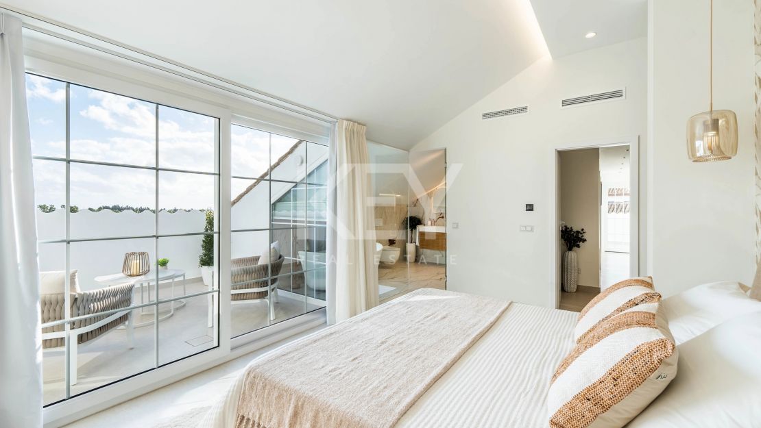 Полностью отремонтированный двухуровневый пентхаус с видом на море и горы в Нуэва Андалусия