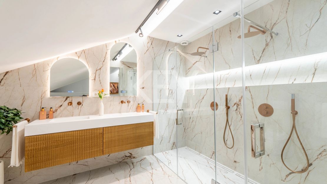 Полностью отремонтированный двухуровневый пентхаус с видом на море и горы в Нуэва Андалусия