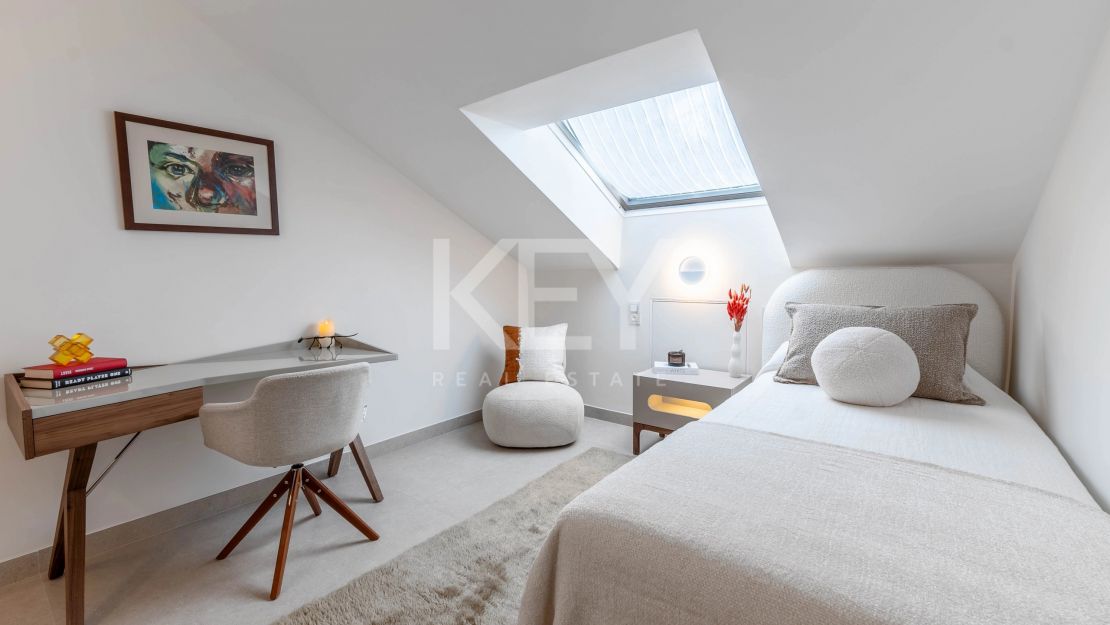 Полностью отремонтированный двухуровневый пентхаус с видом на море и горы в Нуэва Андалусия