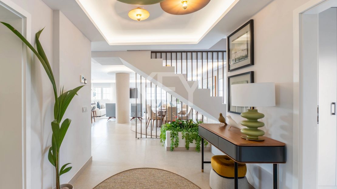 Полностью отремонтированный двухуровневый пентхаус с видом на море и горы в Нуэва Андалусия