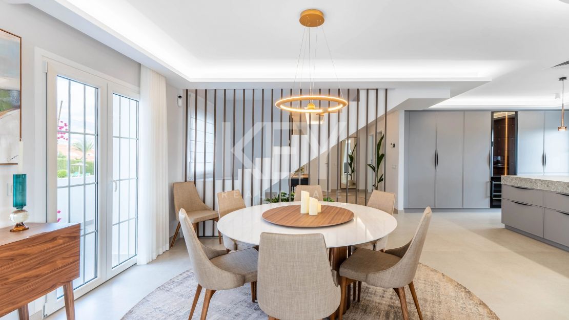 Полностью отремонтированный двухуровневый пентхаус с видом на море и горы в Нуэва Андалусия