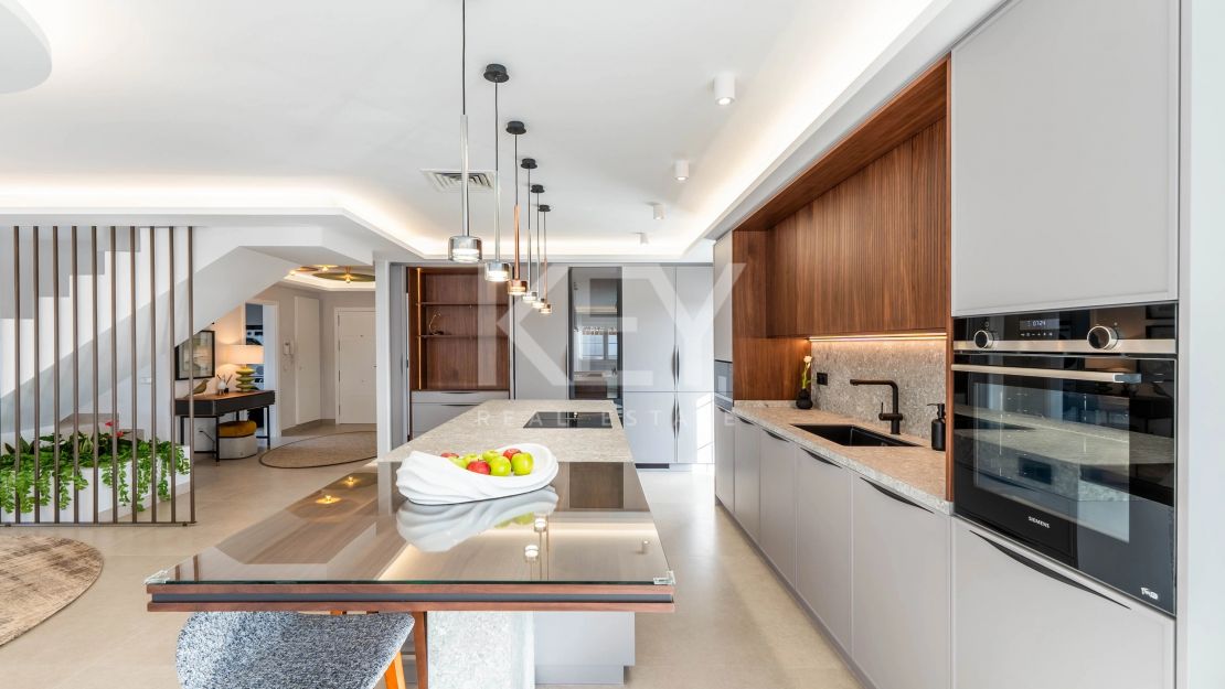 Полностью отремонтированный двухуровневый пентхаус с видом на море и горы в Нуэва Андалусия