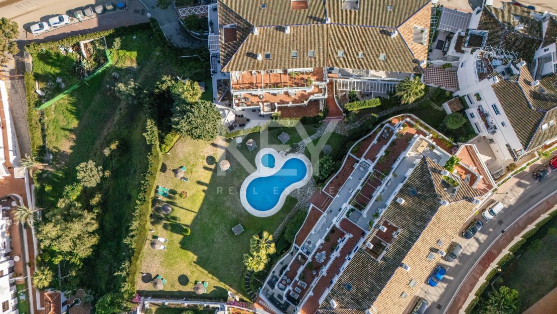 Полностью отремонтированный двухуровневый пентхаус с видом на море и горы в Нуэва Андалусия