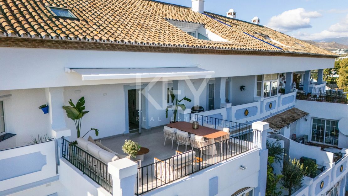 Полностью отремонтированный двухуровневый пентхаус с видом на море и горы в Нуэва Андалусия