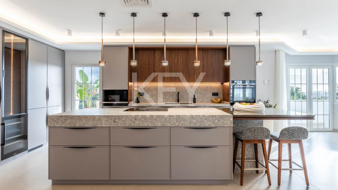 Полностью отремонтированный двухуровневый пентхаус с видом на море и горы в Нуэва Андалусия