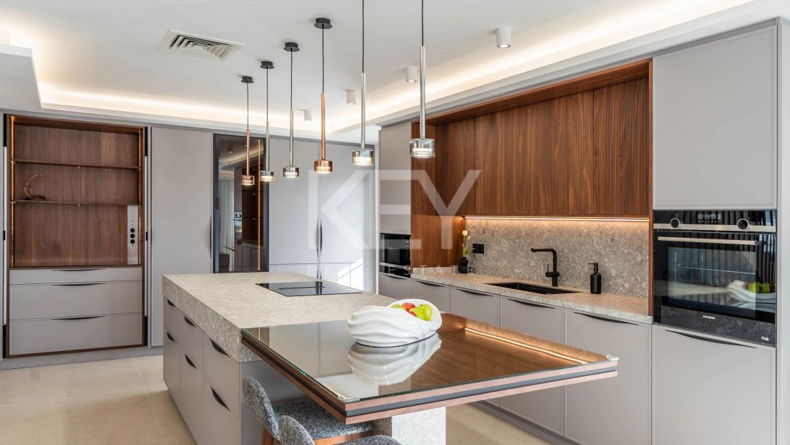 Полностью отремонтированный двухуровневый пентхаус с видом на море и горы в Нуэва Андалусия