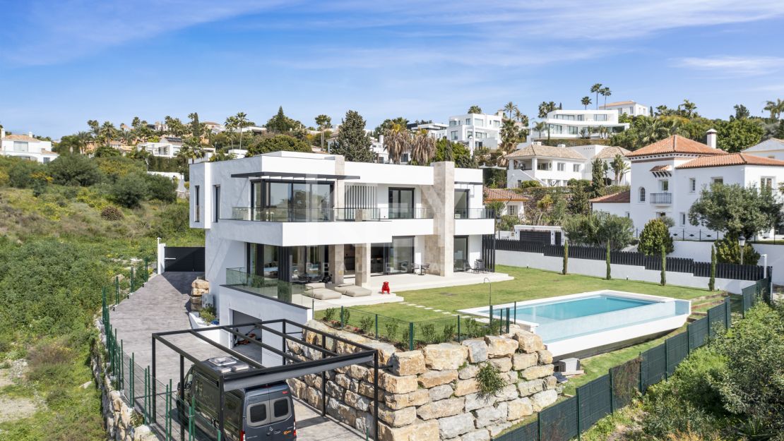 Villa contemporánea de nueva construcción – vida de lujo con vistas a la montaña en La Alquería, Benahavís