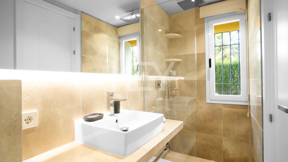 Изысканный прибрежный дом на Золотой Миле Марбельи