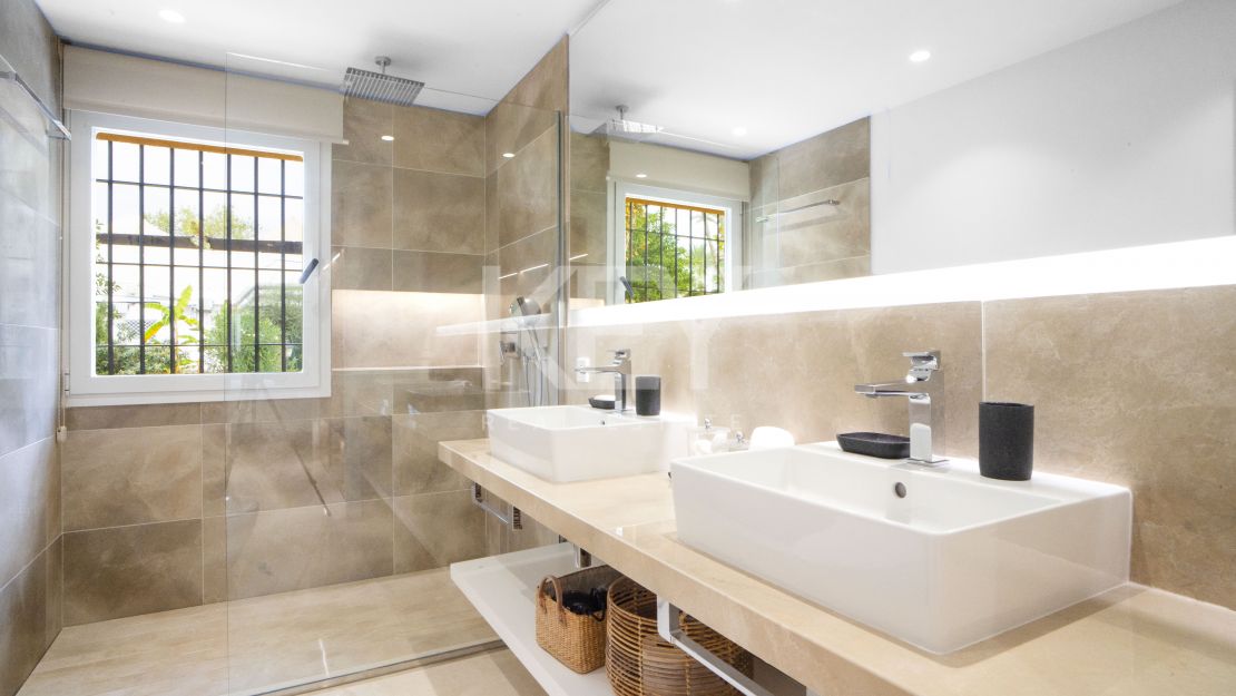 Изысканный прибрежный дом на Золотой Миле Марбельи