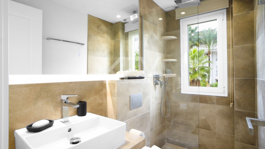 Изысканный прибрежный дом на Золотой Миле Марбельи