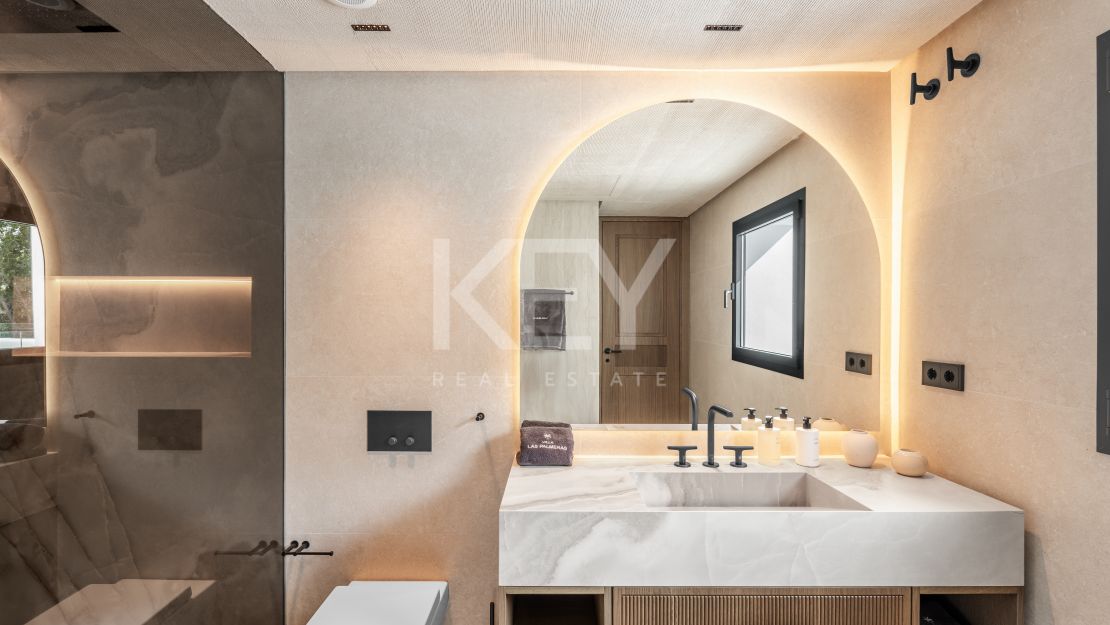 Роскошная вилла с современным изяществом и традиционным шармом в Лас-Брисас, Нуэва Андалусия