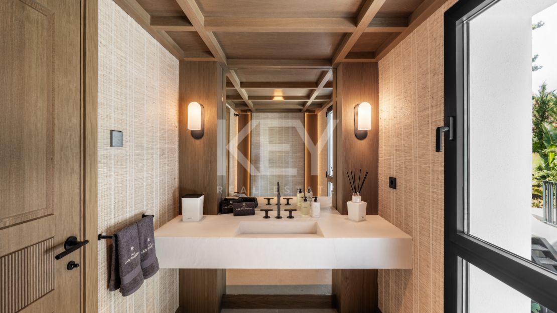 Роскошная вилла с современным изяществом и традиционным шармом в Лас-Брисас, Нуэва Андалусия