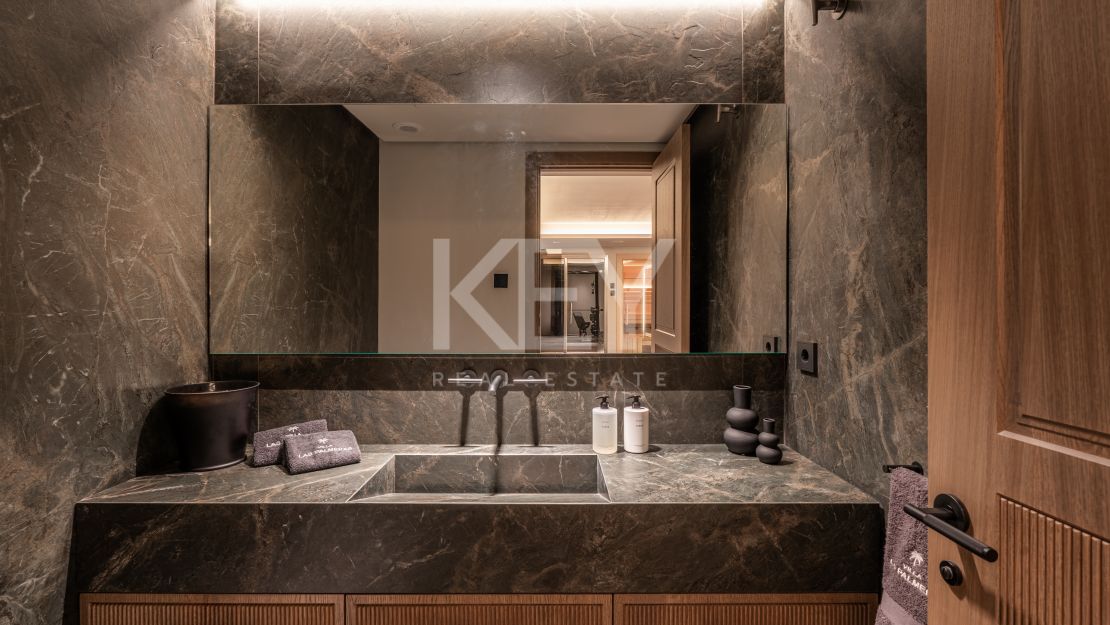 Роскошная вилла с современным изяществом и традиционным шармом в Лас-Брисас, Нуэва Андалусия