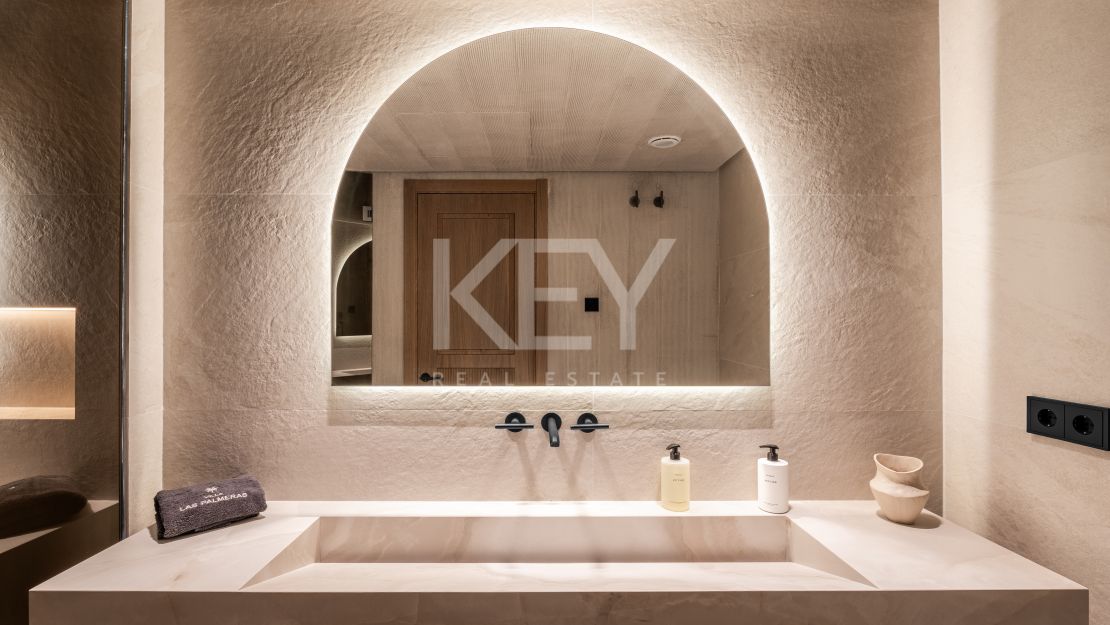 Роскошная вилла с современным изяществом и традиционным шармом в Лас-Брисас, Нуэва Андалусия