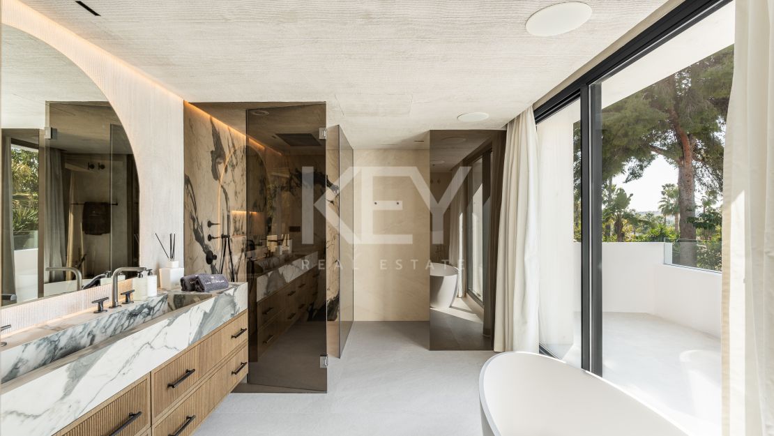 Роскошная вилла с современным изяществом и традиционным шармом в Лас-Брисас, Нуэва Андалусия