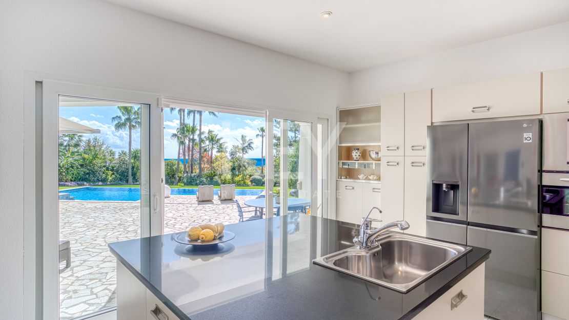 Элегантная вилла с южной ориентацией в Hacienda Las Chapas, Марбелья