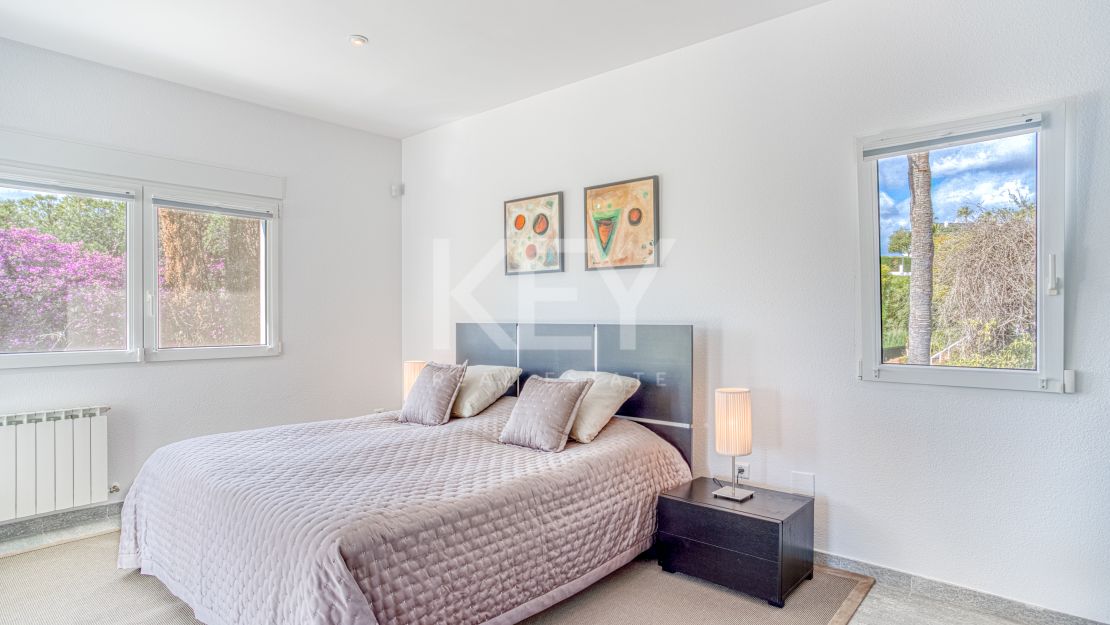 Элегантная вилла с южной ориентацией в Hacienda Las Chapas, Марбелья