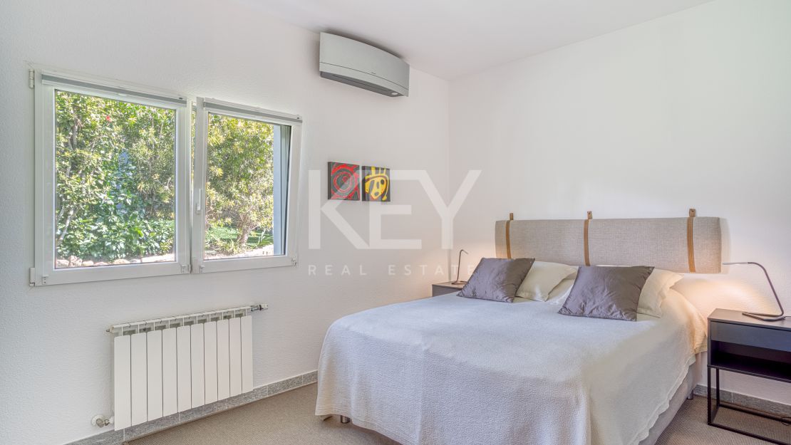 Элегантная вилла с южной ориентацией в Hacienda Las Chapas, Марбелья