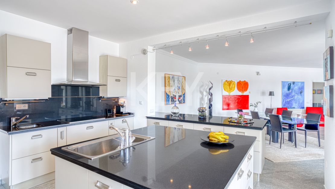 Элегантная вилла с южной ориентацией в Hacienda Las Chapas, Марбелья