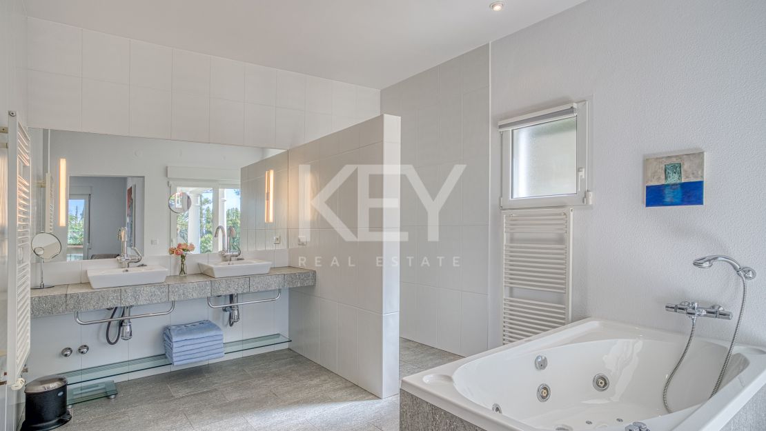 Элегантная вилла с южной ориентацией в Hacienda Las Chapas, Марбелья