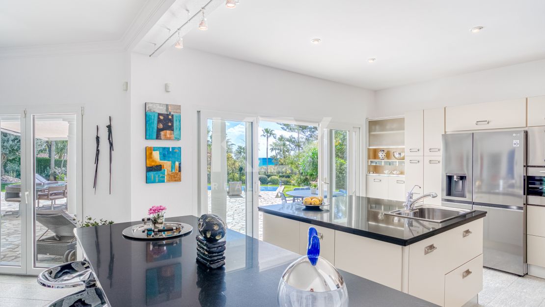 Элегантная вилла с южной ориентацией в Hacienda Las Chapas, Марбелья